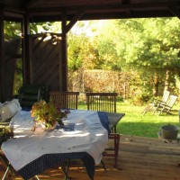 romantische Plätze zum Ausruhen im Garten, mehrere Grills